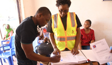 WANANCHI WALIPWA FIDIA KUPISHA UJENZI WA MIUNDOMBINU YA UMEME SGR MKOANI MOROGORO